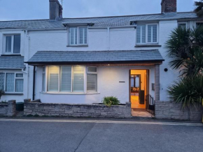 Neet Retreat - sleeps 7 next to beach